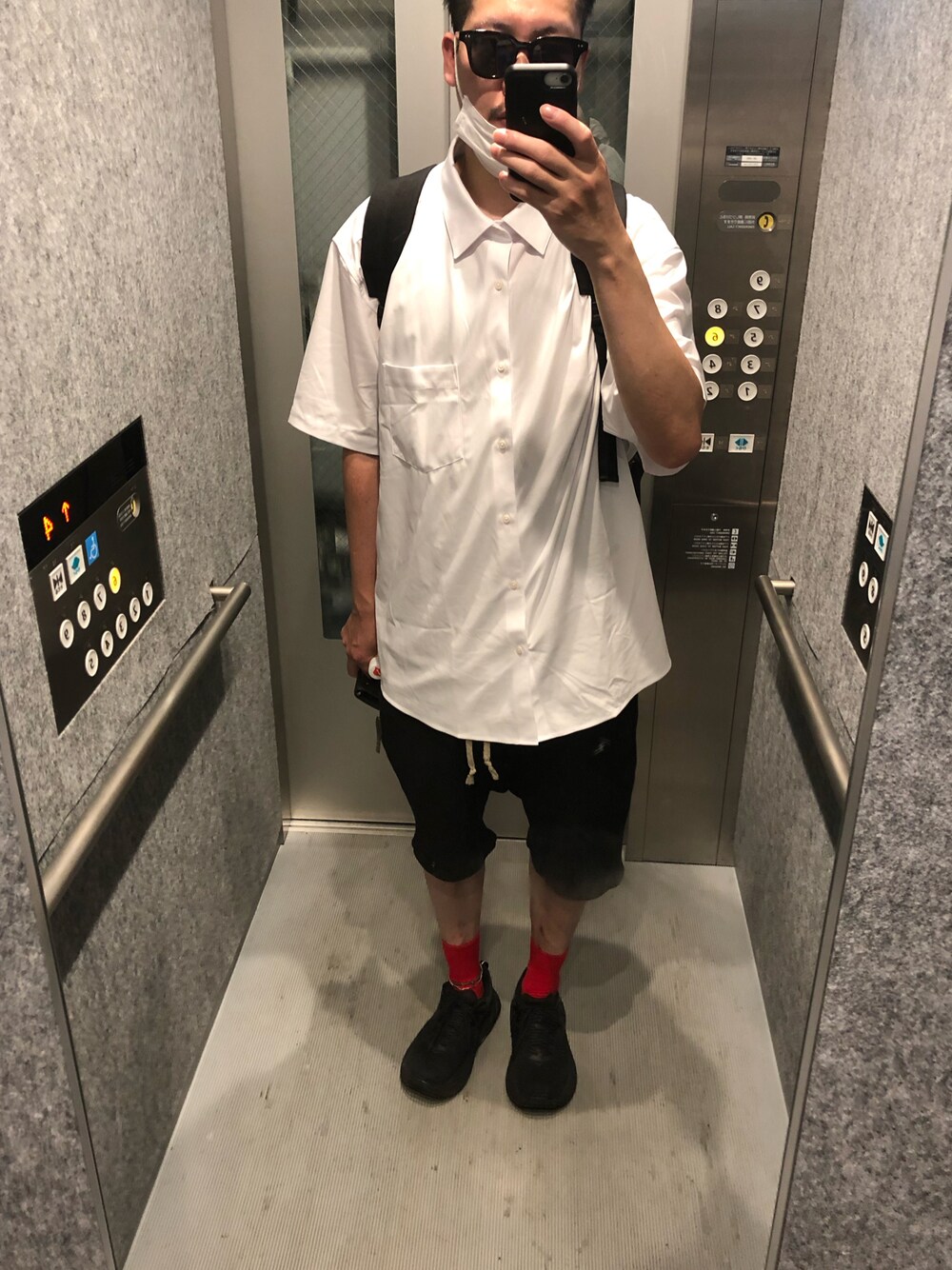 「夏、今日のコーデ、シンプルスタイル、おしゃれさんと繋がりたい、半袖シャツ、モノトーンコーデ、きれいめカジュアル、ビッグシルエット、大人コーデ、シャツ、ショートパンツ、サングラス」｜「UNIQLOのキューバシャツ（半袖）（シャツ/ブラウス、ホワイト系）」を使った、daisukeさん（メンズ・178cm）の夏コーディネートの1枚目の写真