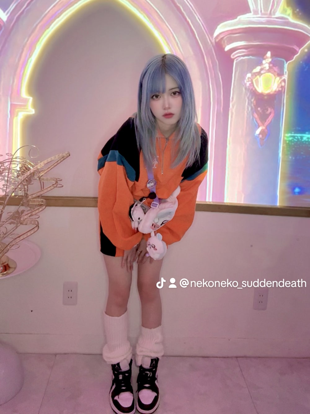 ホワイト系のスニーカー、オレンジ系のワンピースを着用したレディースの秋コーディネートの1枚目の写真