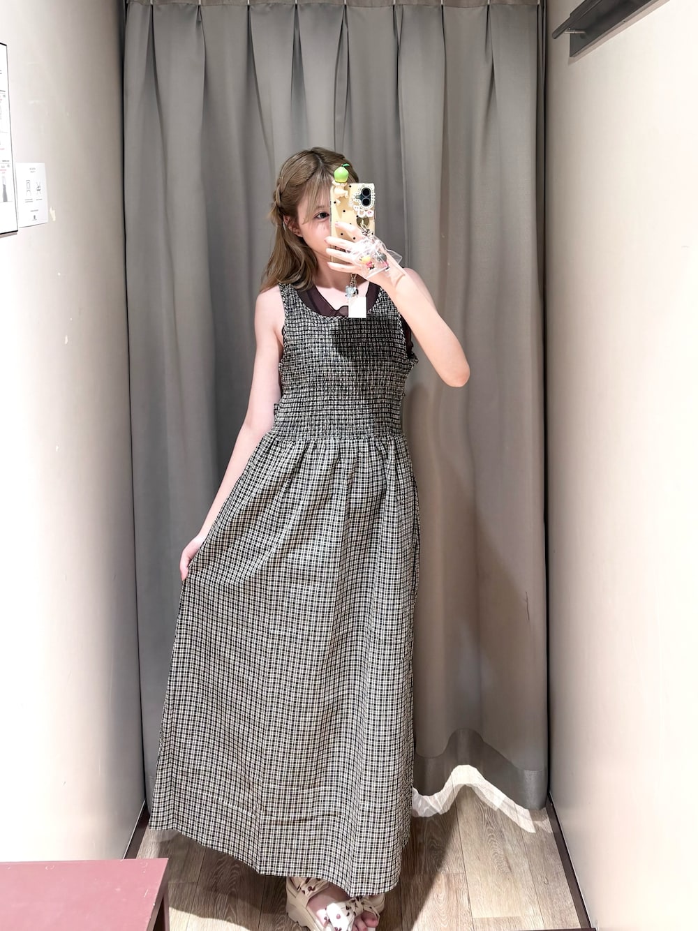 ブラック系のワンピース、ブラウン系のタンクトップを着用したレディースの夏コーディネートの1枚目の写真