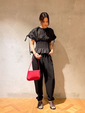 「IENA LA BOUCLE（イエナラブークル）のIENA LA BOUCLE バックサテンジョーゼットパンツ（その他パンツ、ブラック系）」を使った、kuboさん（レディース・165cm）の春コーディネート