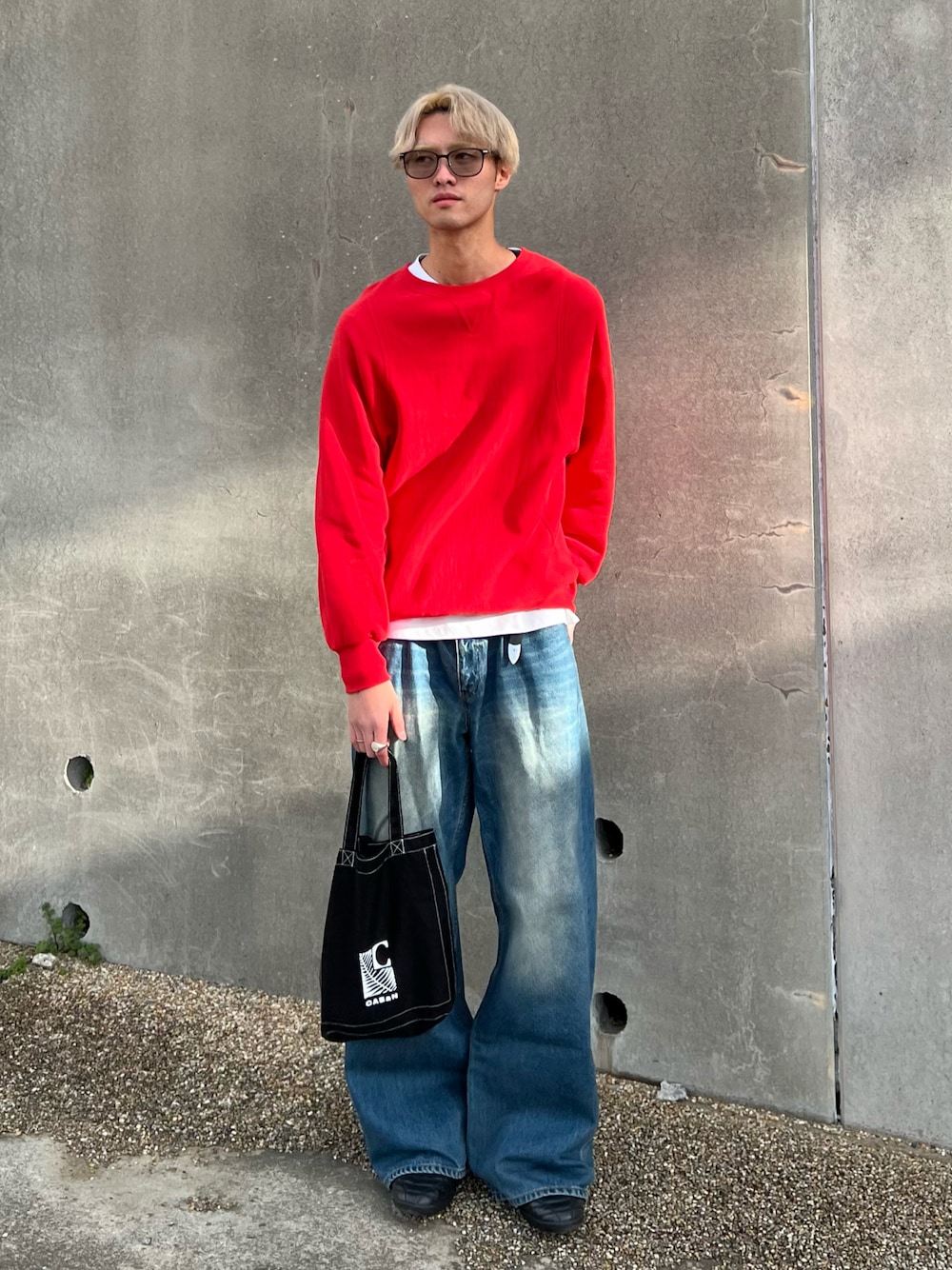 スウェット（レッド系）を使った「ノームコア」の人気ファッション