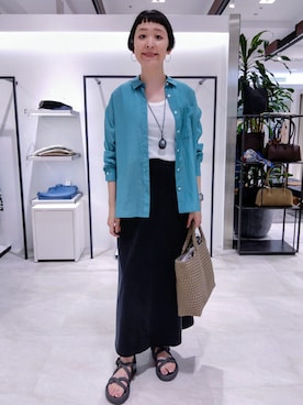 「UNTITLED（アンタイトル）のシルキータッチシアーシャツ（シャツ/ブラウス、ブルー系）」を使った、まちこさん（レディース・169cm）の夏コーディネート