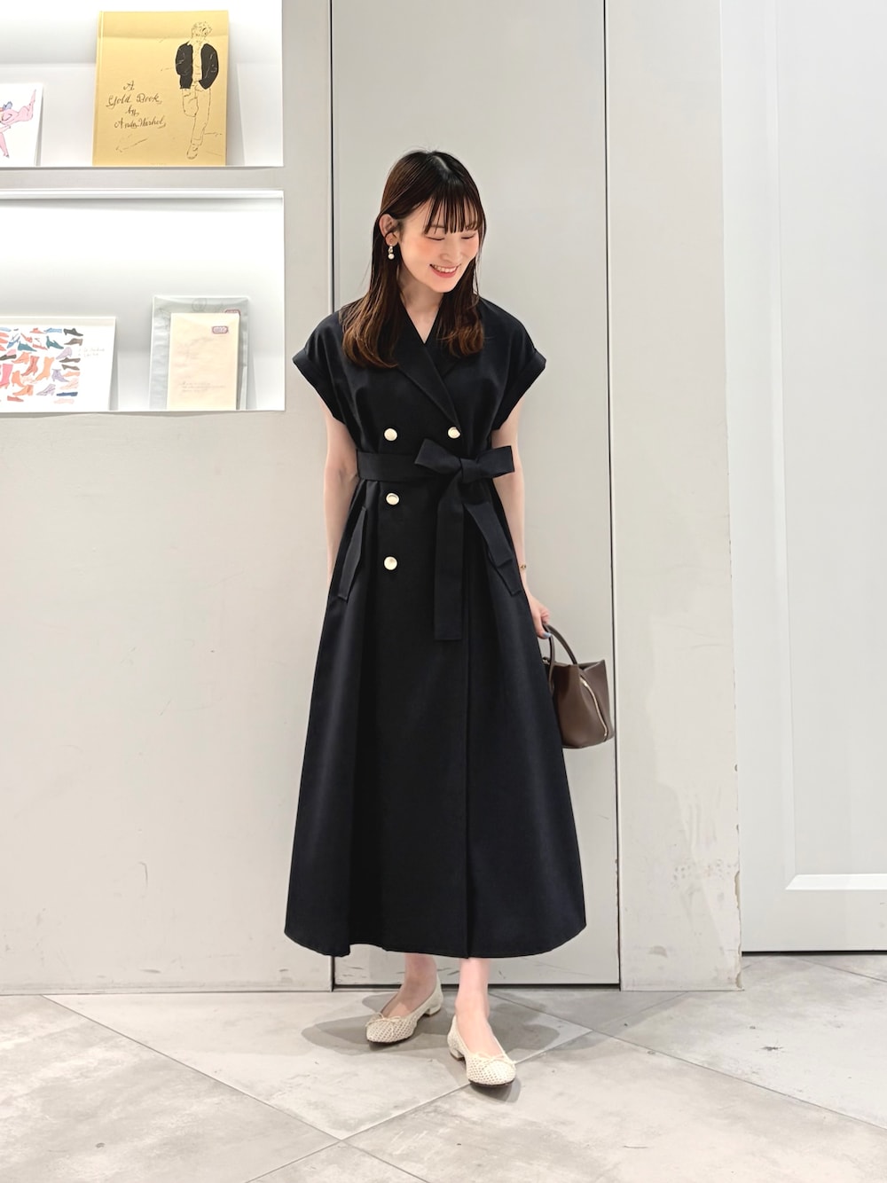 ブルー系のワンピース、ブラウン系のボストンバッグを着用したレディースの夏コーディネートの1枚目の写真