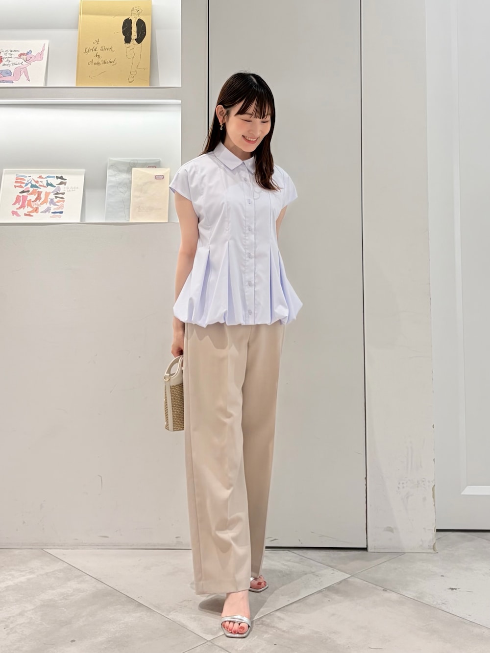 ブルー系のシャツ/ブラウス、ベージュ系のその他パンツ、ホワイト系のショルダーバッグを着用したレディースの夏コーディネートの1枚目の写真