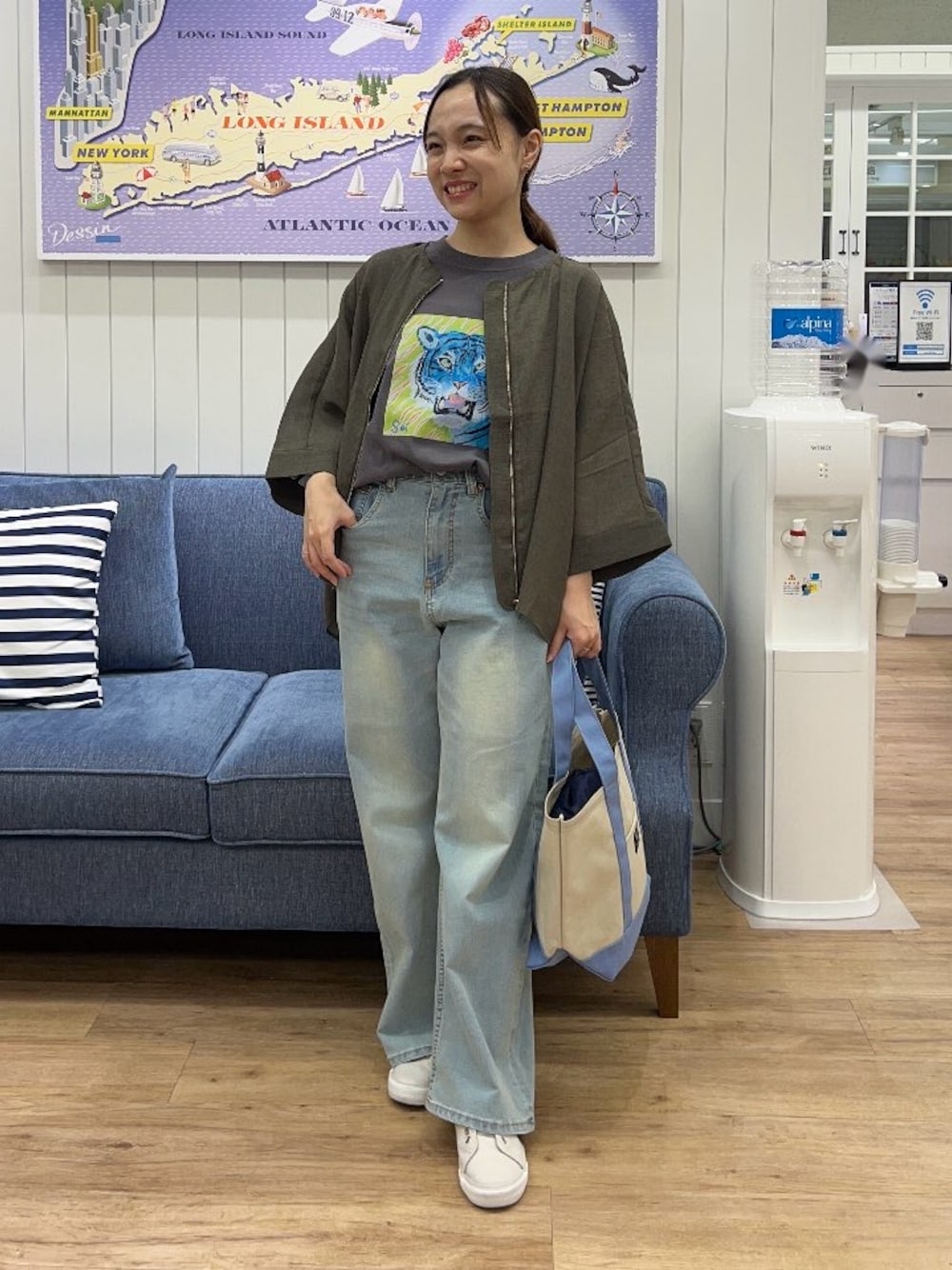 グレー系のブルゾン、グレー系のTシャツ/カットソー、ブルー系のその他パンツを着用したレディースの夏コーディネートの1枚目の写真