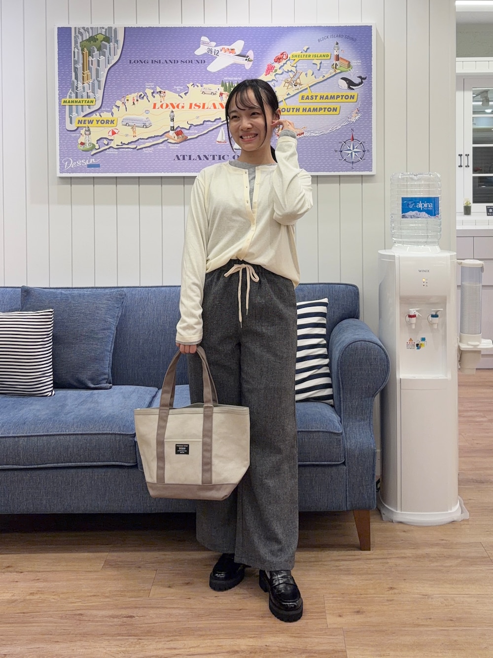 グレー系のその他パンツ、グレー系のトートバッグ、ブラック系のパンプスを着用したレディースの秋コーディネートの1枚目の写真