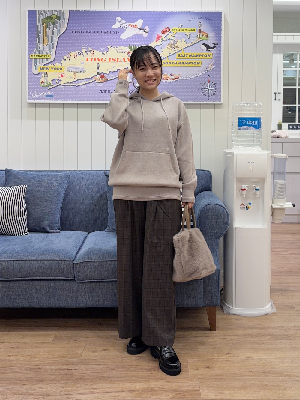 グレー系のパーカー、ブラウン系のその他パンツ、ベージュ系のショルダーバッグを着用したレディースの秋コーディネートの1枚目の写真