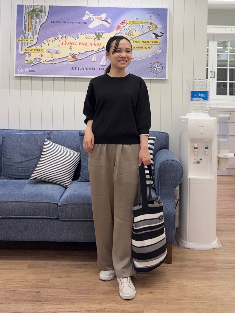 ブラック系のニット/セーター、ベージュ系のその他パンツ、ブラック系のトートバッグを着用したレディースの夏コーディネートの1枚目の写真