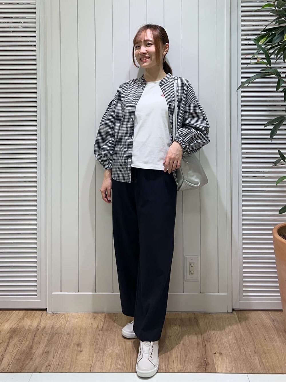ホワイト系のTシャツ/カットソー、ブラック系のシャツ/ブラウス、ブルー系のその他パンツを着用したレディースの春コーディネートの1枚目の写真