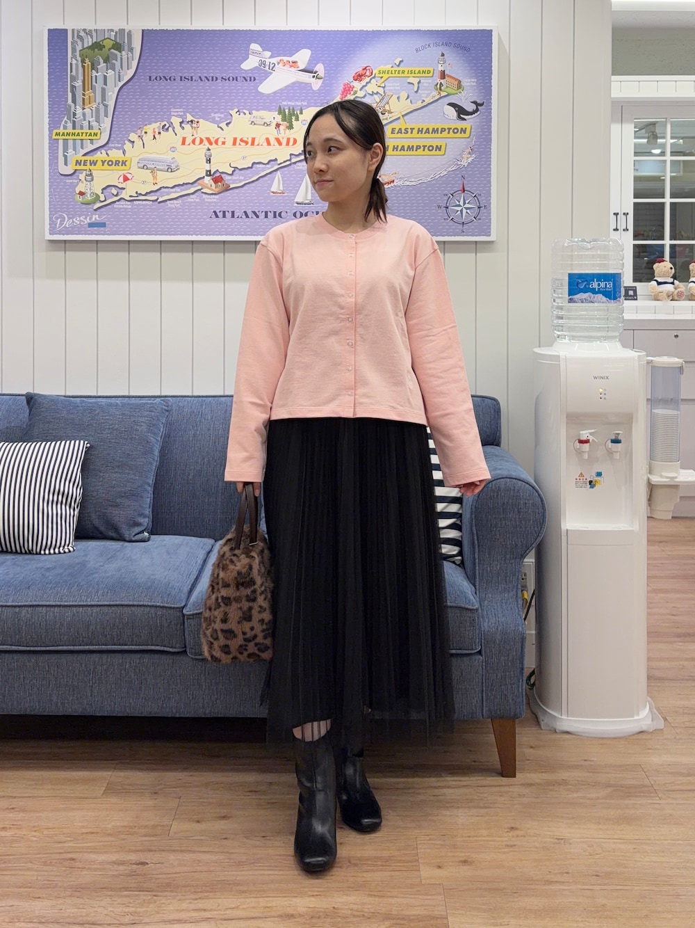 ピンク系のカーディガン/ボレロ、ブラック系のスカート、ブラウン系のショルダーバッグを着用したレディースの秋コーディネートの1枚目の写真