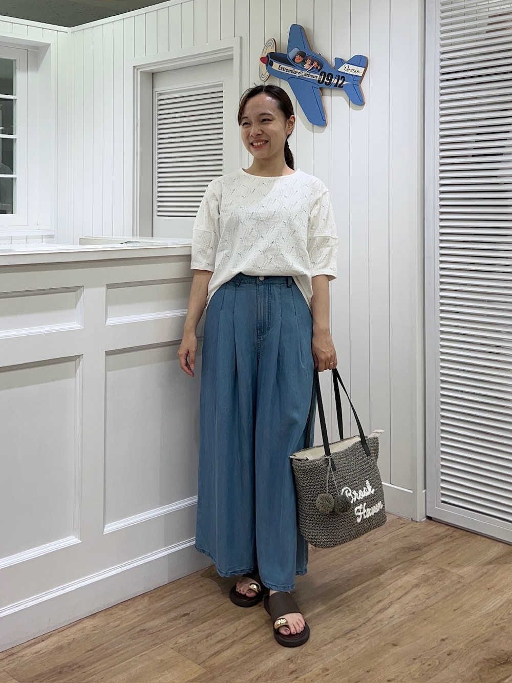 ホワイト系のTシャツ/カットソー、ブルー系のデニムパンツを着用したレディースの夏コーディネートの1枚目の写真