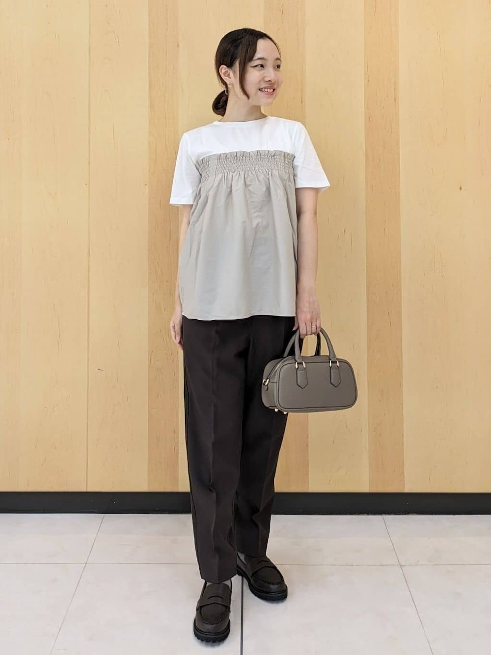 ホワイト系のTシャツ/カットソー、ブラウン系のその他パンツ、ブラウン系のショルダーバッグを着用したレディースの秋コーディネートの1枚目の写真