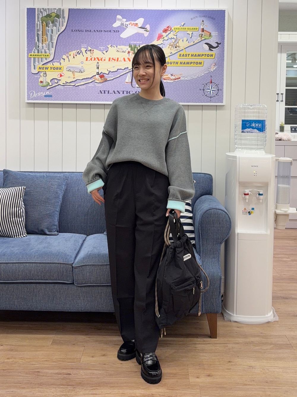 グレー系のTシャツ/カットソー、ブラック系のその他パンツ、ブラック系のトートバッグを着用したレディースの秋コーディネートの1枚目の写真