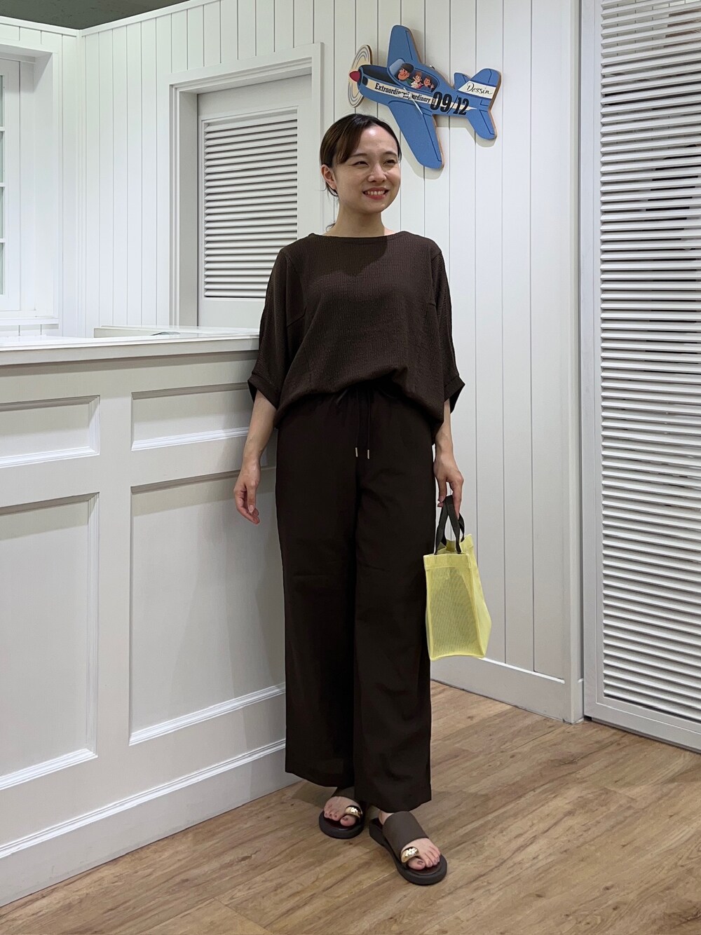 ブラウン系のTシャツ/カットソー、ブラウン系のその他パンツ、ブラウン系のサンダルを着用したレディースの夏コーディネートの1枚目の写真