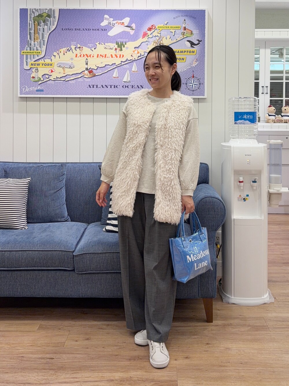 ベージュ系のTシャツ/カットソー、ホワイト系のベスト、グレー系のその他パンツを着用したレディースの秋コーディネートの1枚目の写真