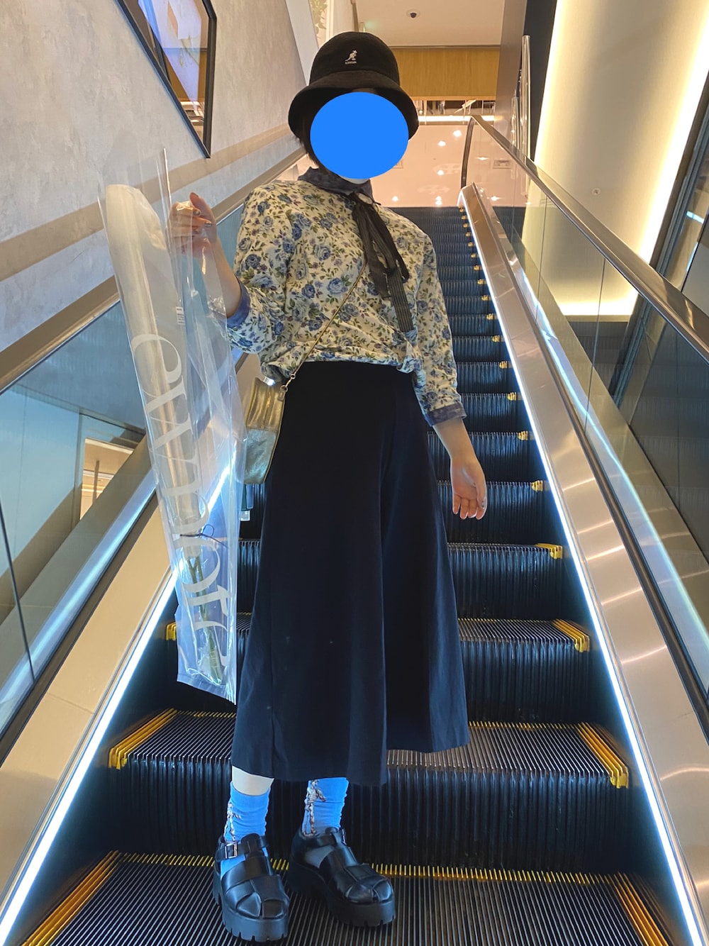 「薔薇、ミルクボーイ、グルカサンダル、新宿、柄シャツ」｜「MILKBOYのNECKLACE シャツ（シャツ/ブラウス、ブルー系）」を使った、リヒト君さん（レディース・155cm）の夏コーディネートの1枚目の写真