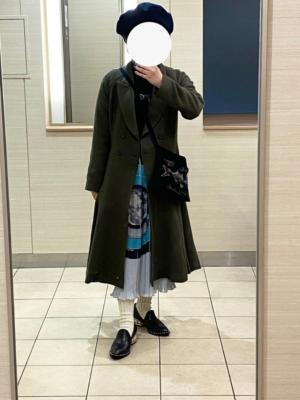 「きれいめコーディネート、ペイディフェ、プリーツ スカート、ha/za/ma」｜「Jeffrey Campbellのパール付ヒールローファー（ローファー、ブラック系）」を使った、リヒト君さん（レディース・155cm）の春コーディネートの1枚目の写真