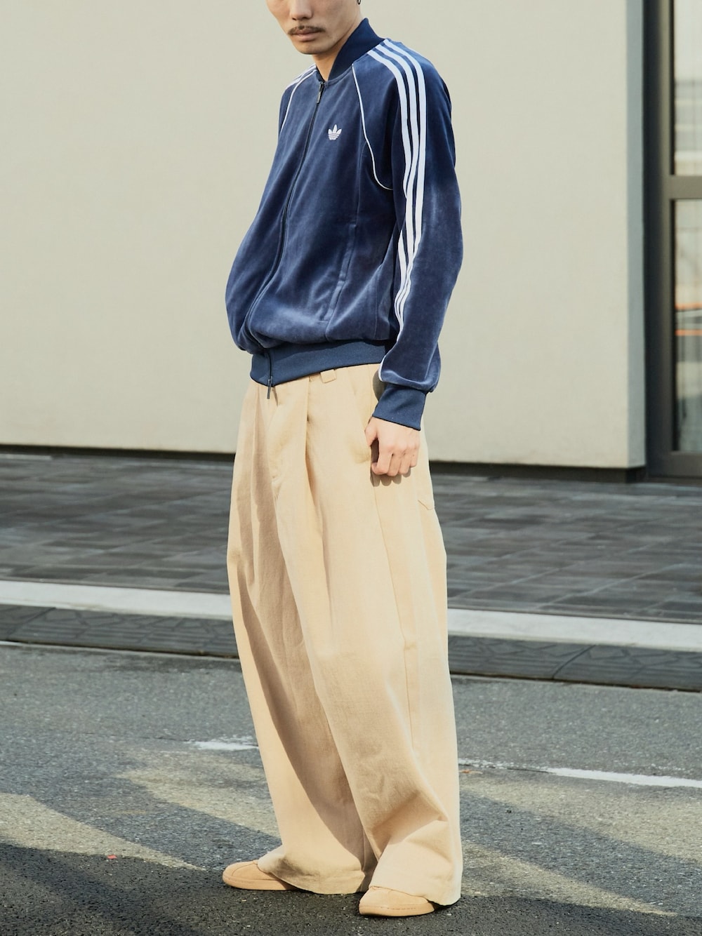 ブルー系のジャージを着用したメンズの冬コーディネートの1枚目の写真