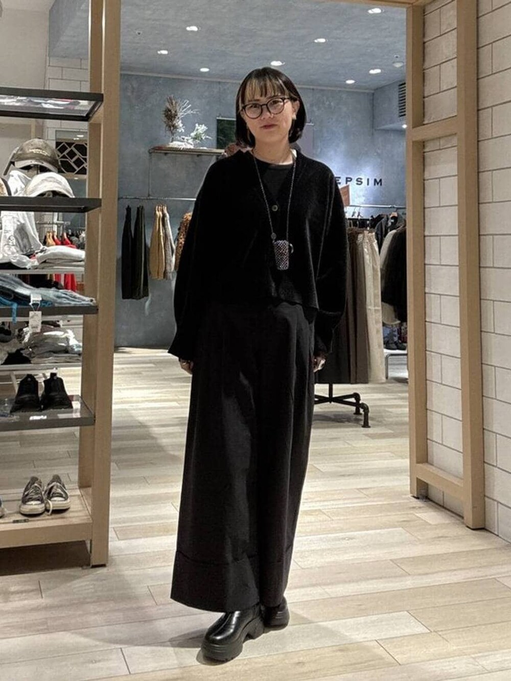 ブラック系のその他パンツ、ブラック系のカーディガン/ボレロ、ブラック系のTシャツ/カットソーを着用したレディースの秋コーディネートの1枚目の写真