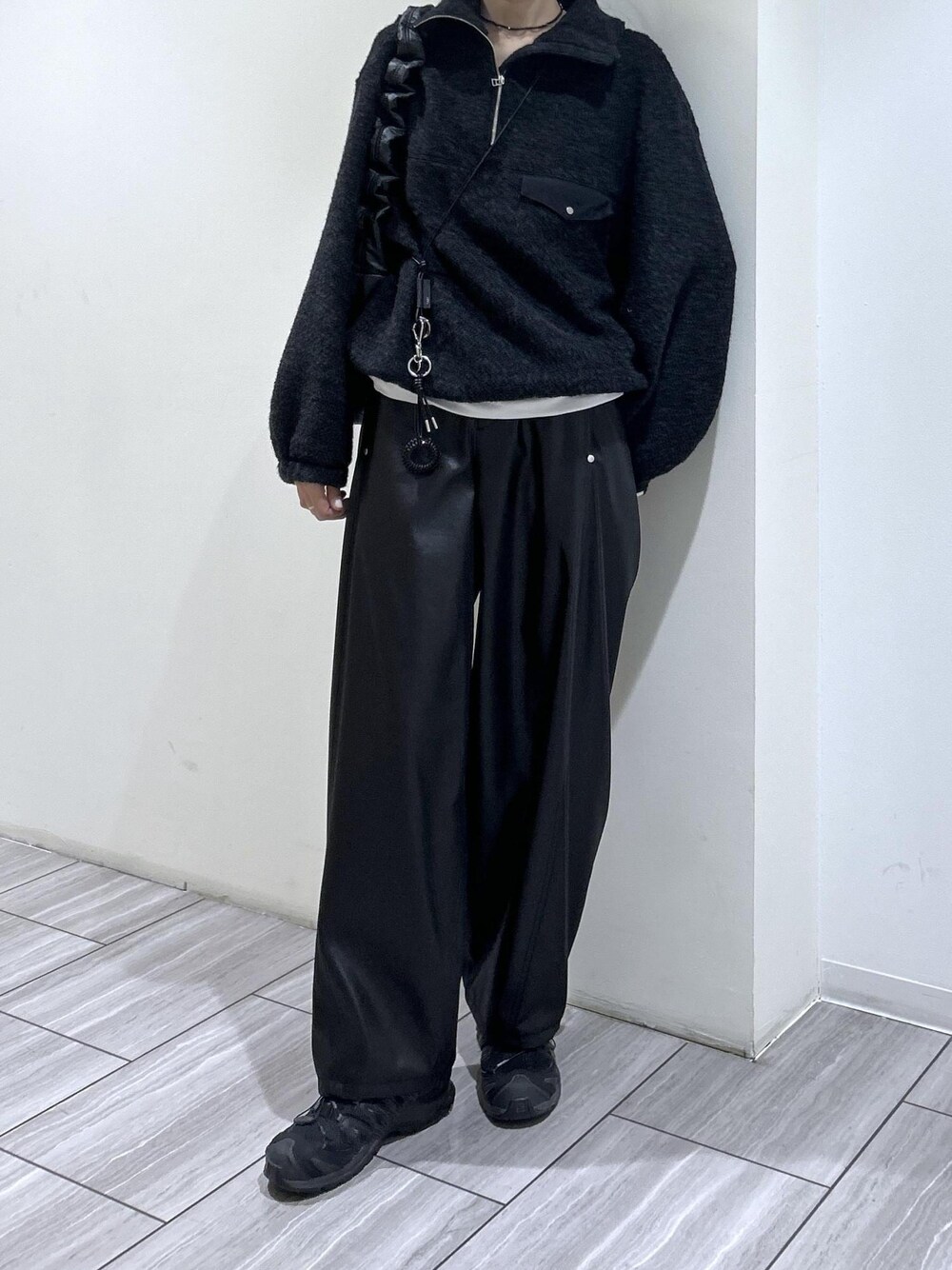 ブラック系のその他パンツ、ブラック系のショルダーバッグ、ブラック系のスニーカーを着用したレディースの秋コーディネートの1枚目の写真