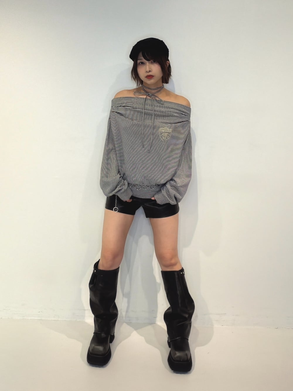ブラック系のTシャツ/カットソー、ブラック系のその他パンツ、ブラック系のブーツを着用したレディースの秋コーディネートの1枚目の写真