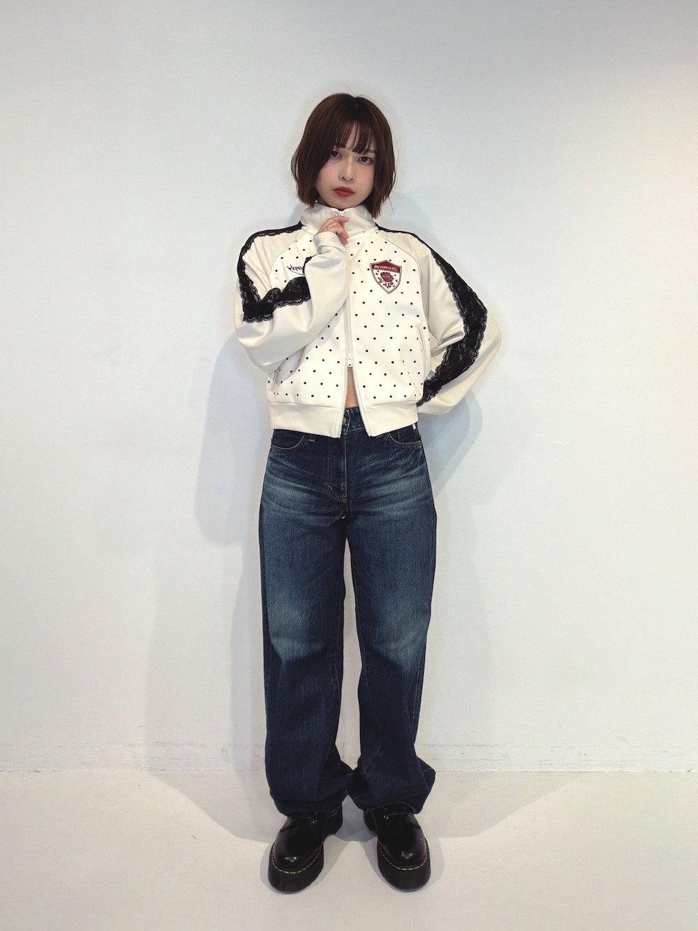 ブルー系のデニムパンツ、ホワイト系のTシャツ/カットソーを着用したレディースの秋コーディネートの1枚目の写真