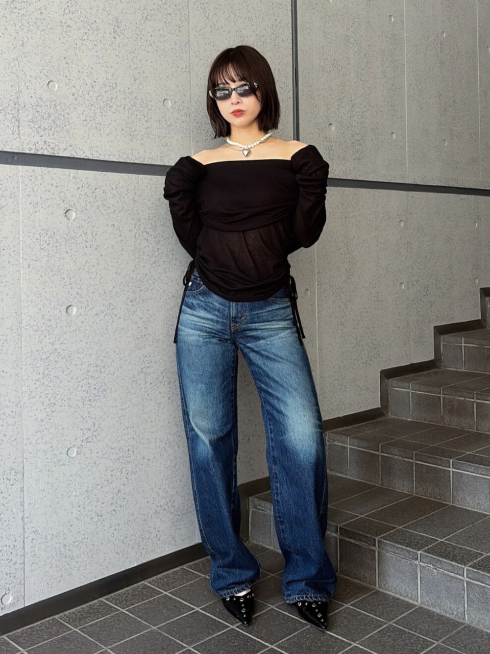 ブルー系のデニムパンツ、ブラック系のTシャツ/カットソー、ブラック系のパンプスを着用したレディースの夏コーディネートの1枚目の写真