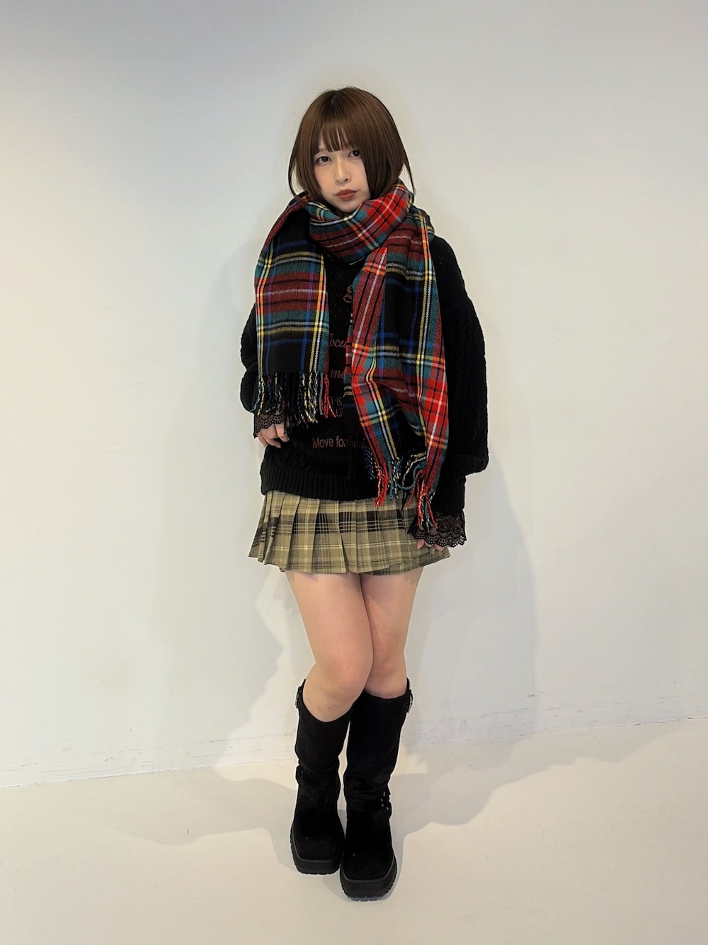 ブラック系のニット/セーター、ブラウン系のその他パンツ、ブラック系のブーツを着用したレディースの秋コーディネートの1枚目の写真