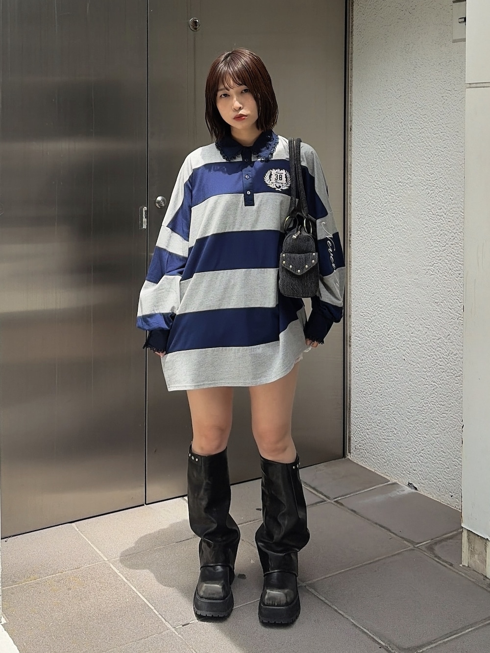 グレー系のTシャツ/カットソー、ブラック系のボストンバッグ、ブラック系のブーツを着用したレディースの夏コーディネートの1枚目の写真