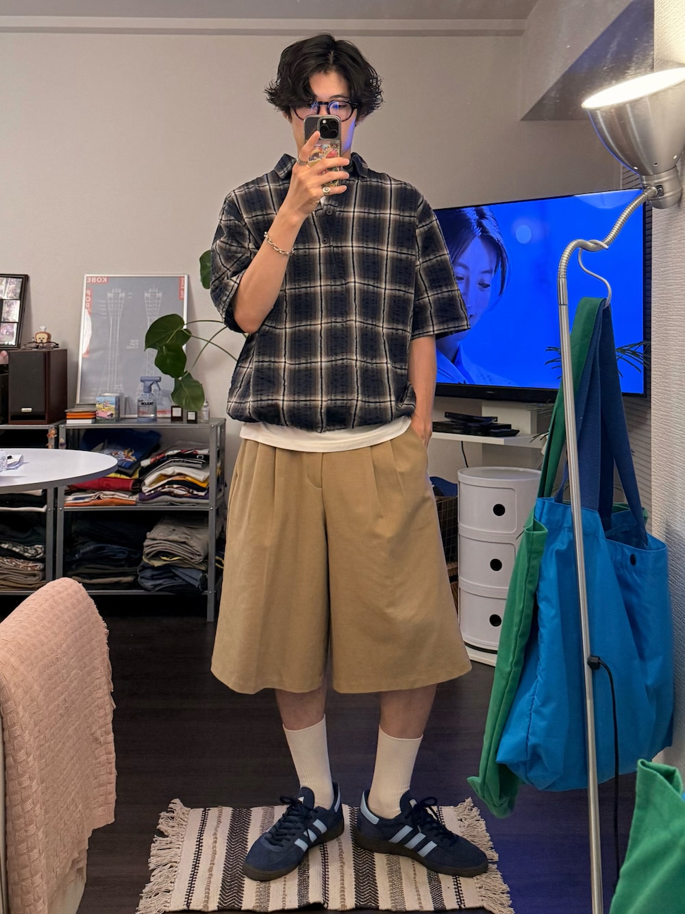 ブルー系のシャツ/ブラウス、ベージュ系のパンツ、ブルー系のスニーカーを着用したメンズの夏コーディネートの1枚目の写真