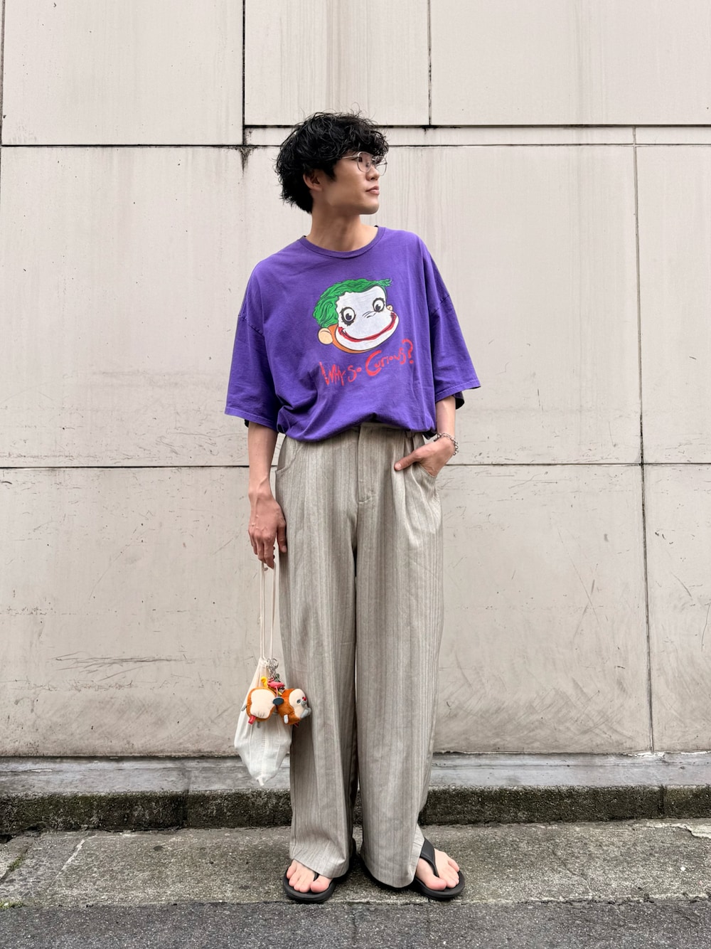 ベージュ系のその他パンツ、シルバー系のメガネを着用したメンズの夏コーディネートの1枚目の写真