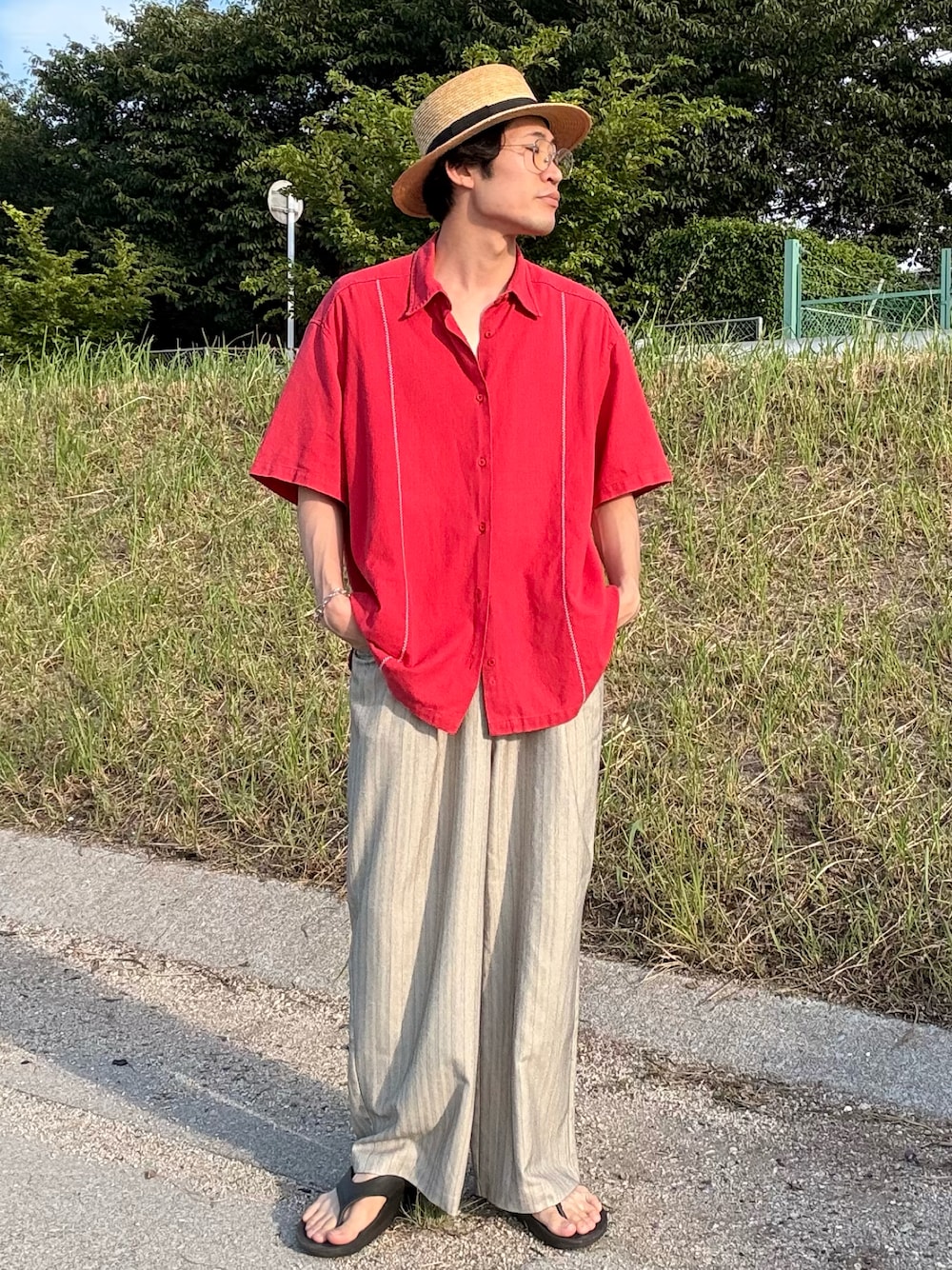 ベージュ系のその他パンツ、シルバー系のメガネを着用したメンズの夏コーディネートの1枚目の写真