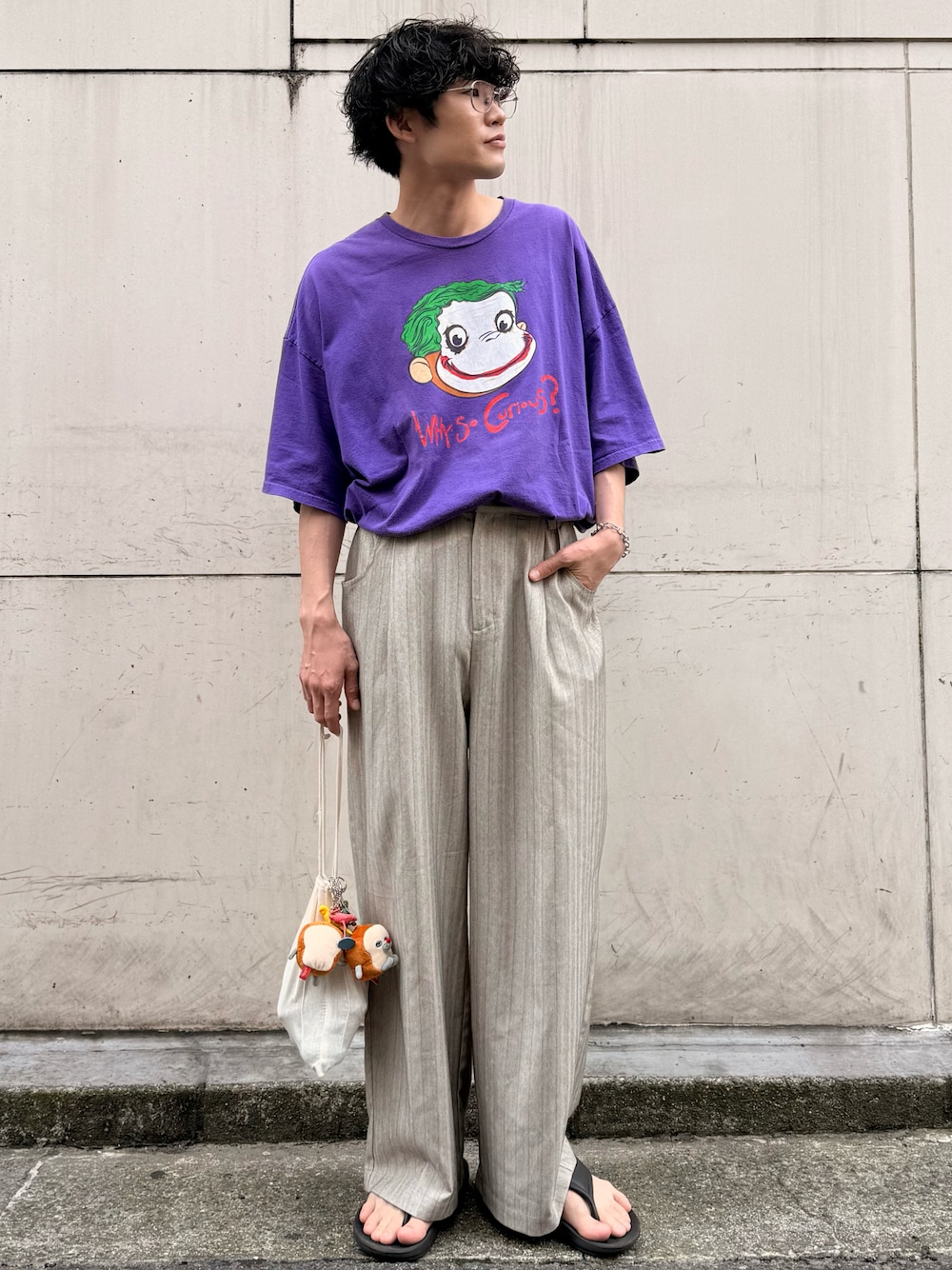 ベージュ系のその他パンツ、シルバー系のメガネを着用したメンズの夏コーディネートの1枚目の写真