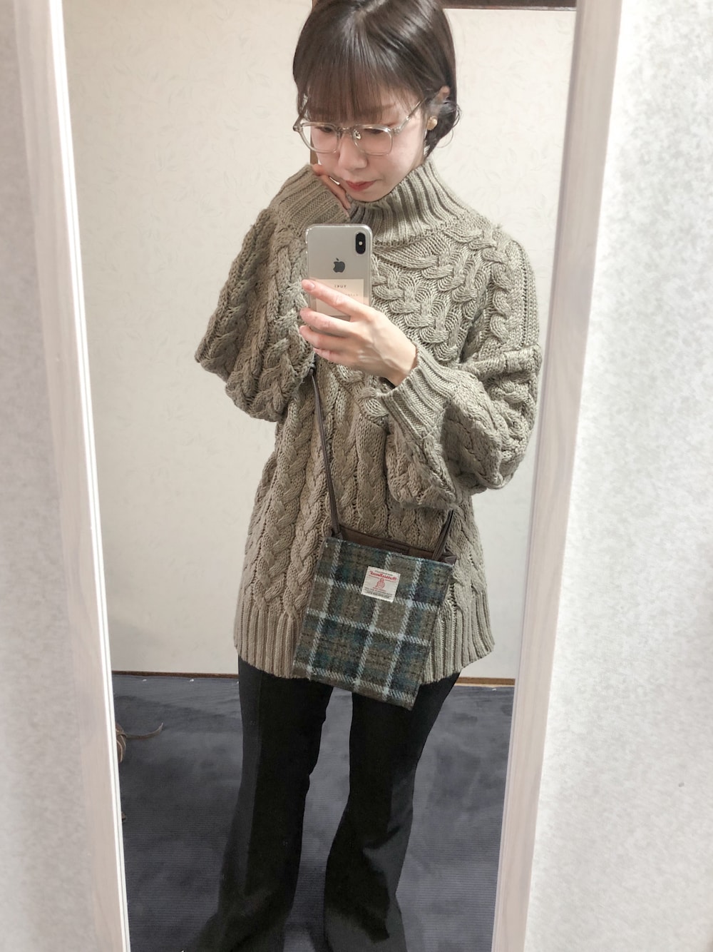 「カジュアルコーデ、今日のコーデ、シンプルコーデ、パンツスタイル、オーバーサイズ、ボリューム袖、ハイネック、メガネ女子、ショートヘア、ショートブーツ、ニット」｜「Melan Cleugeのアイテム（ニット/セーター、グレー系）」を使った、ぷるさん（レディース・157cm）の冬コーディネートの1枚目の写真