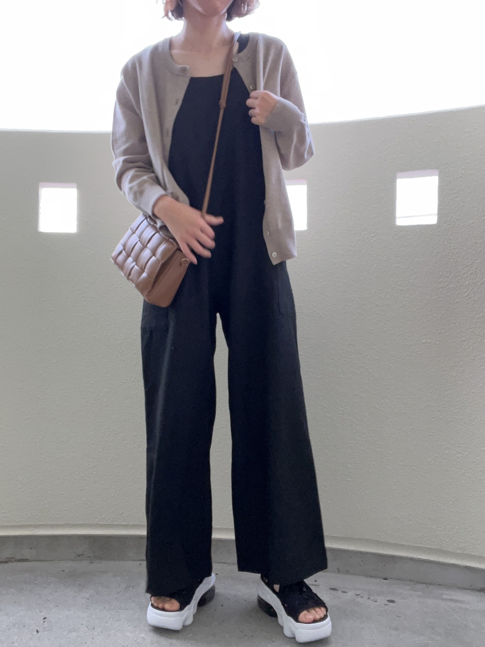 「お出かけコーデ、シンプル、今日のコーデ、ごきげんウィーク、ootd、オールブラック、ナイキ、エアマックスココ、カーディガン、大人女子、サンダルコーデ、さんだる」｜「AMERICAN HOLICのバックリボンサロペット ＊（サロペット/オーバーオール、ブラック系）」を使った、ぷるさん（レディース・157cm）の春コーディネートの1枚目の写真