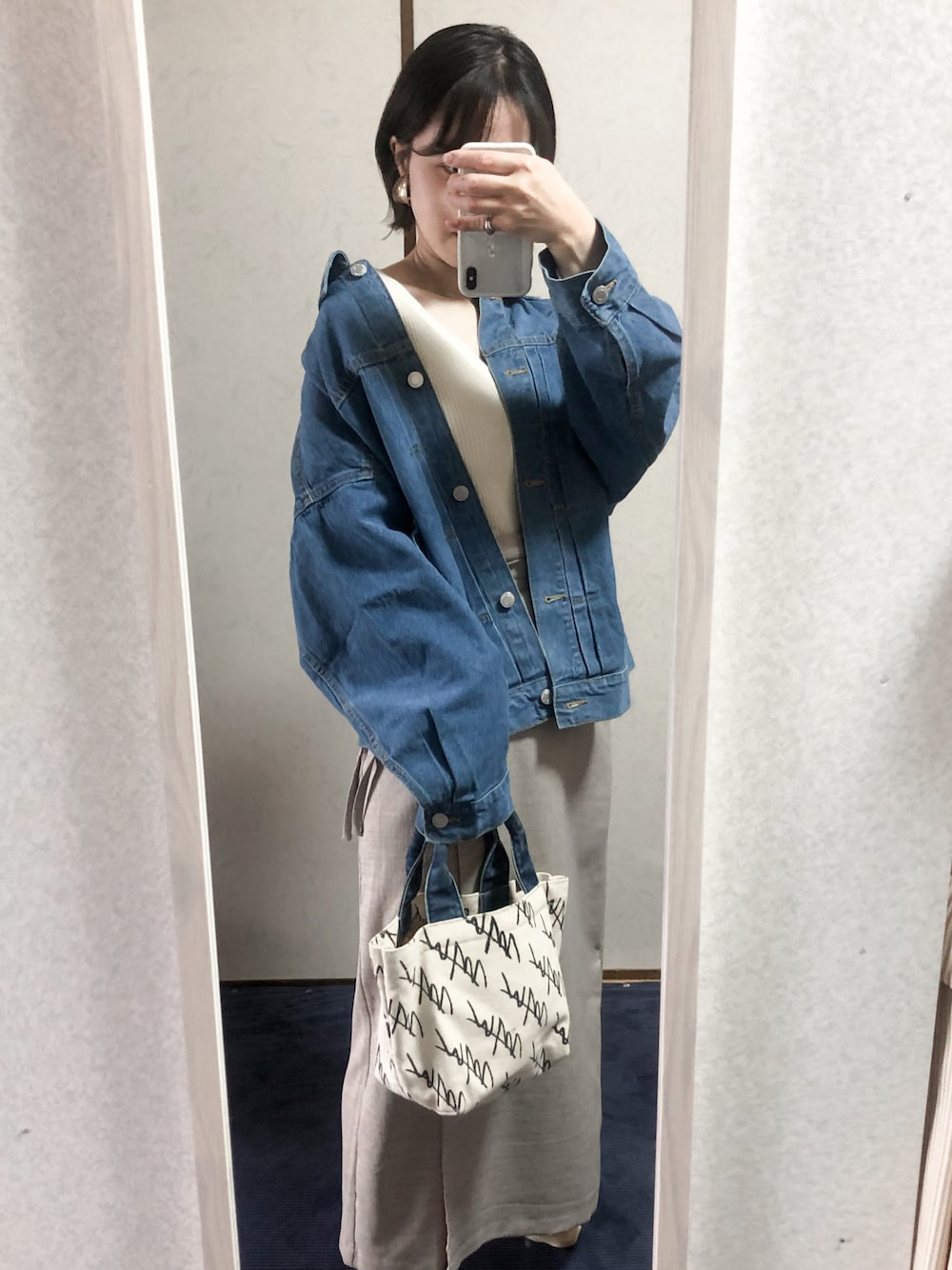「カジュアル、お洒落さんとつながりたい、休日スタイル、ロングスカート、プチプラ、オーバーサイズ、春服みてみて、マメクロゴウチ、wtw、デニム、デニムジャケット、シンプルコーデ、ナロースカート」｜「WTWのアイテム（バッグ、ベージュ系）」を使った、ぷるさん（レディース・157cm）の春コーディネートの1枚目の写真