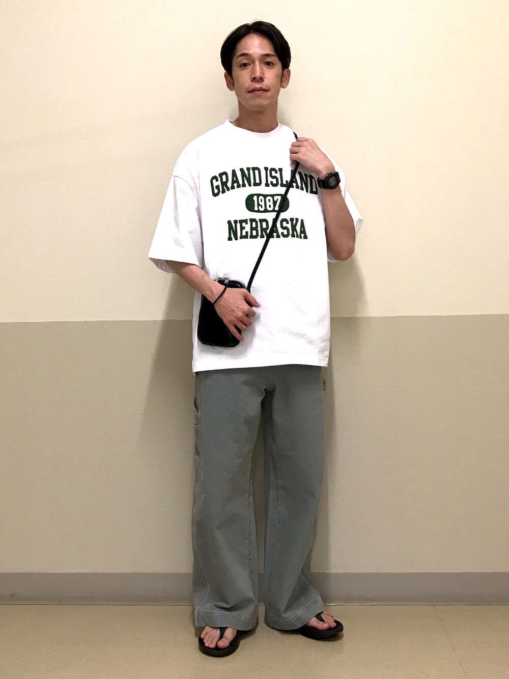 「WEGO、このスタイルがお気に入り、シンプルスタイル、大人カジュアル、カジュアルコーデ、白Tシャツ、ショルダーバッグ、プチプラ、デニム、デニムパンツ、ペインターパンツ、サンダル」｜「WEGOのWEGO/ヘビーウエイトグラフィックT（Tシャツ/カットソー、ホワイト系）」を使った、しんごさん（メンズ・169cm）の夏コーディネートの1枚目の写真
