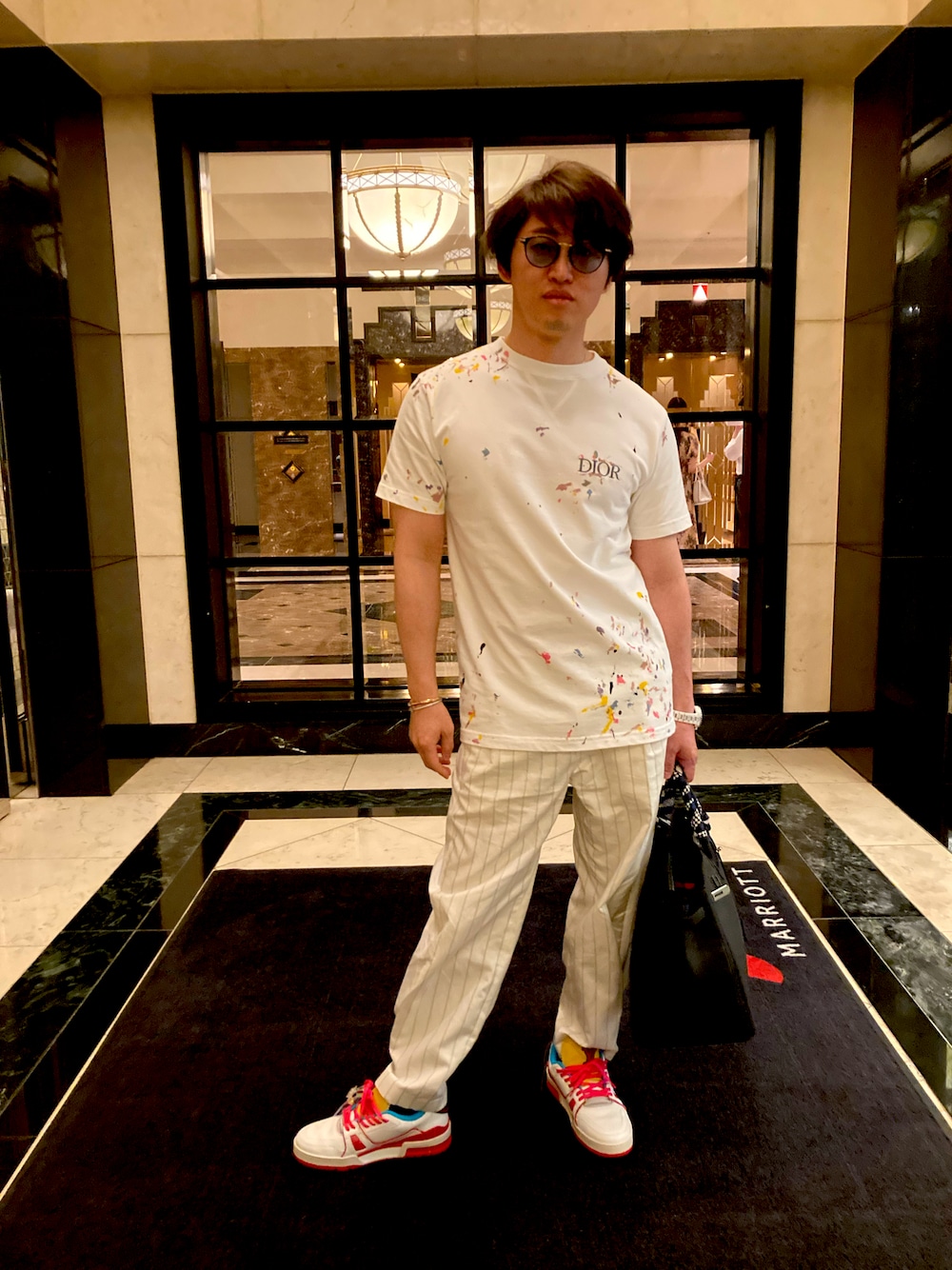 「夏コーデ、キレイめ、スニーカー、ゴリゴリ」｜「Dior hommeのアイテム（Tシャツ/カットソー、ホワイト系）」を使った、スマイル君さん（メンズ・169cm）の夏コーディネートの1枚目の写真