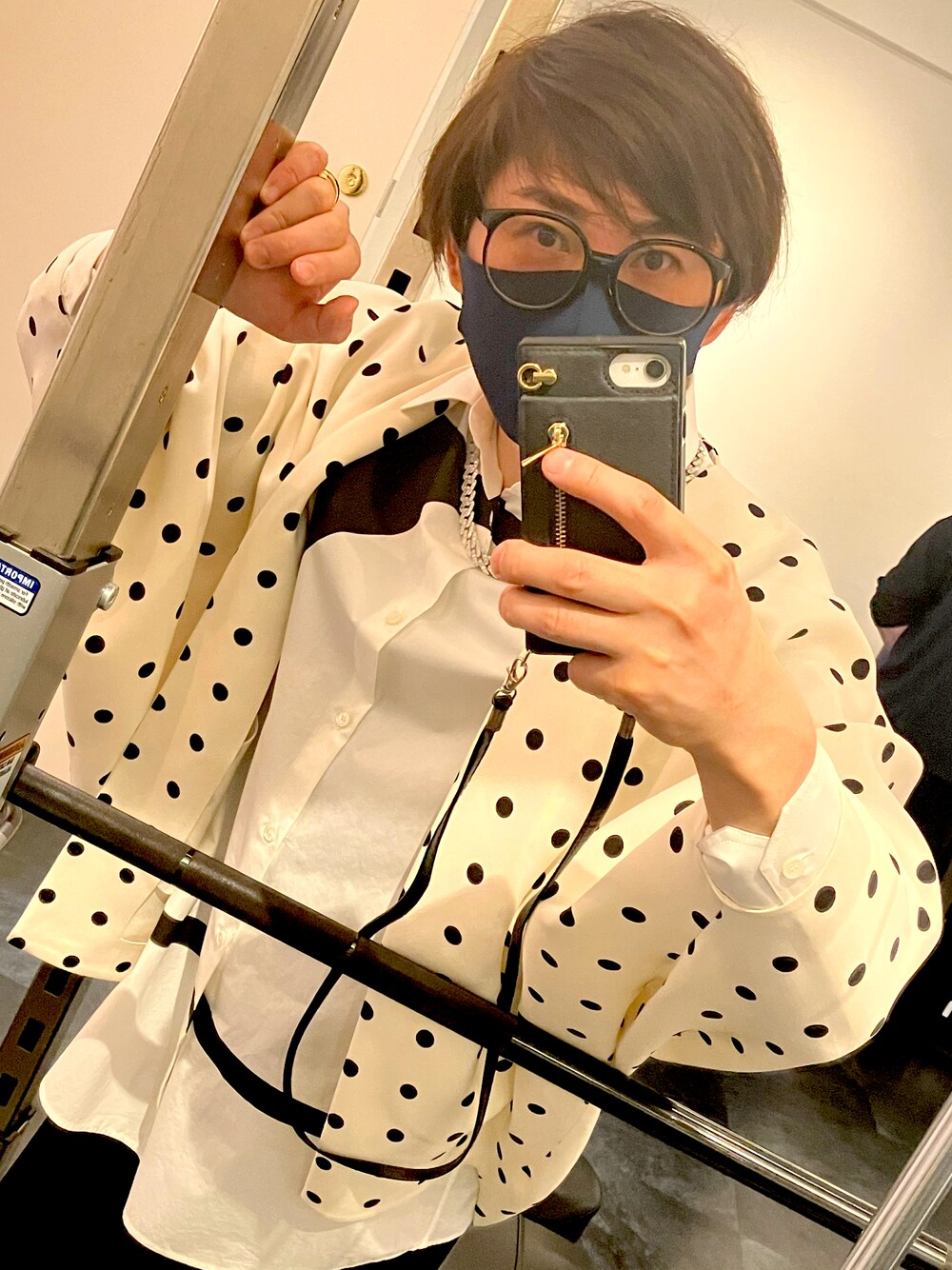 「春、お洒落さんとつながりたい、ビックシルエット、モノトーン、みずたま」｜「Valentino Romaのアイテム（カーディガン/ボレロ、ホワイト系）」を使った、スマイル君さん（メンズ・169cm）の春コーディネートの1枚目の写真