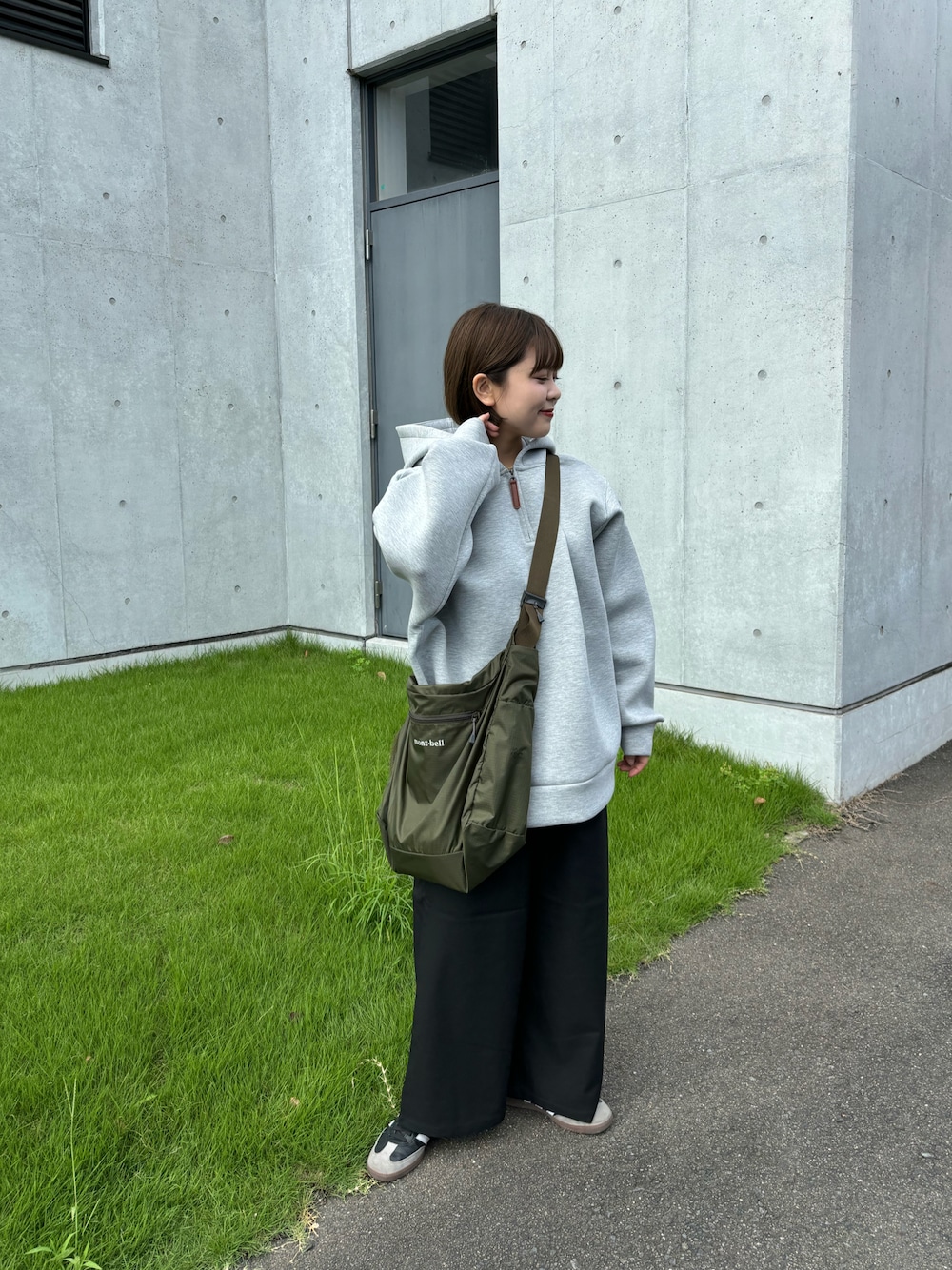 「秋っぽコーデ更新中、レイヤードスタイル、秋服、おでかけコーデ」｜「mont-bellのアイテム（メッセンジャーバッグ、グリーン系）」を使った、こつさん（骨格ウェーブ・レディース・155cm）の秋コーディネートの1枚目の写真