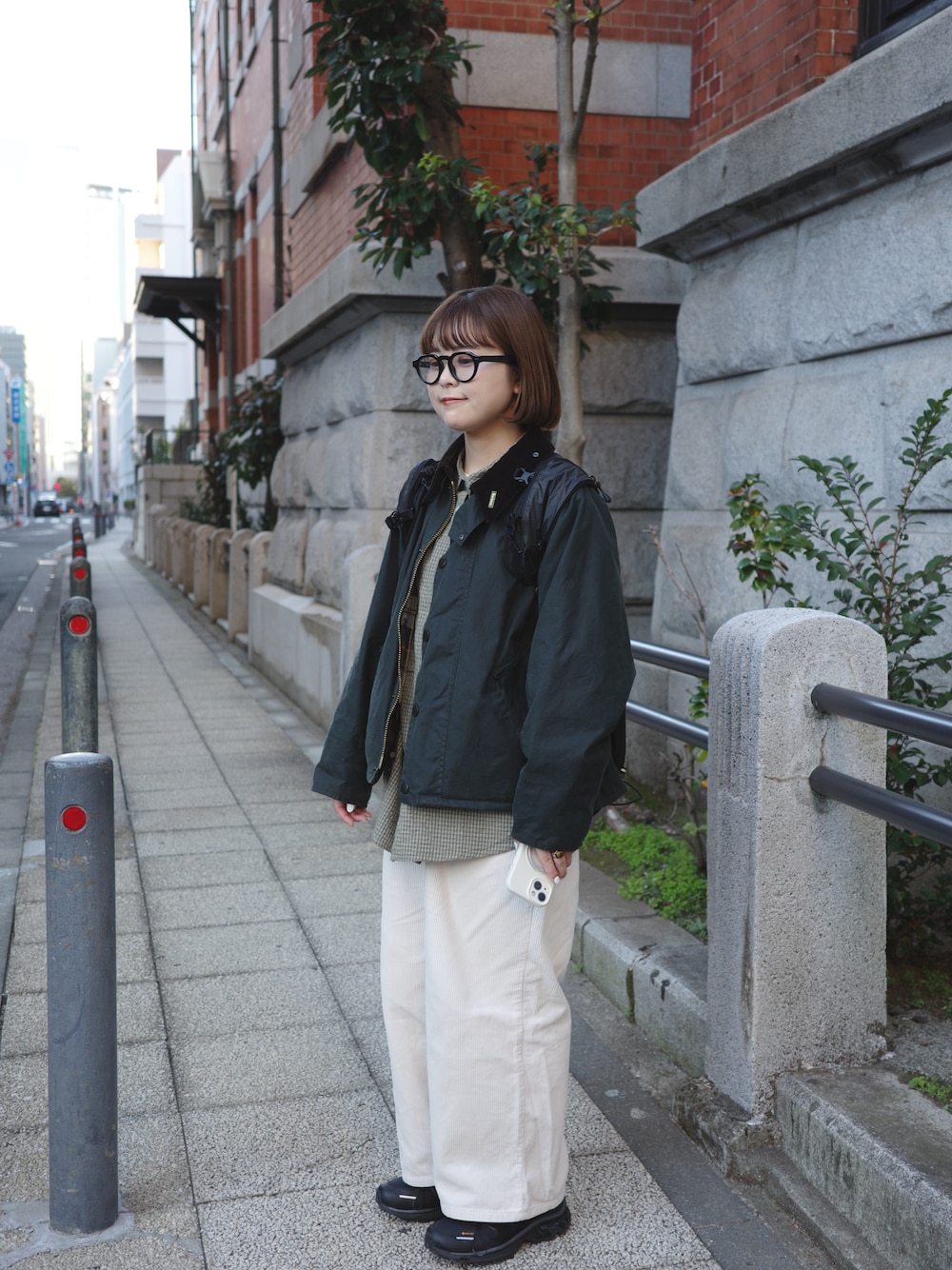 「バブアー、バブアー女子、バブアースペイ、barbour、barbourspey、クリスマスに着たい服、ホワイトコーデ、マイベストコーデ2024、冬コーデ、オトナカジュアル、ラフコーデ」｜「Barbourの【 BARBOUR / バブアー 】 TRANSPORT WAX / トランスポートワックスジャケット（ブルゾン、グリーン系）」を使った、こつさん（骨格ウェーブ・レディース・155cm）の冬コーディネートの1枚目の写真