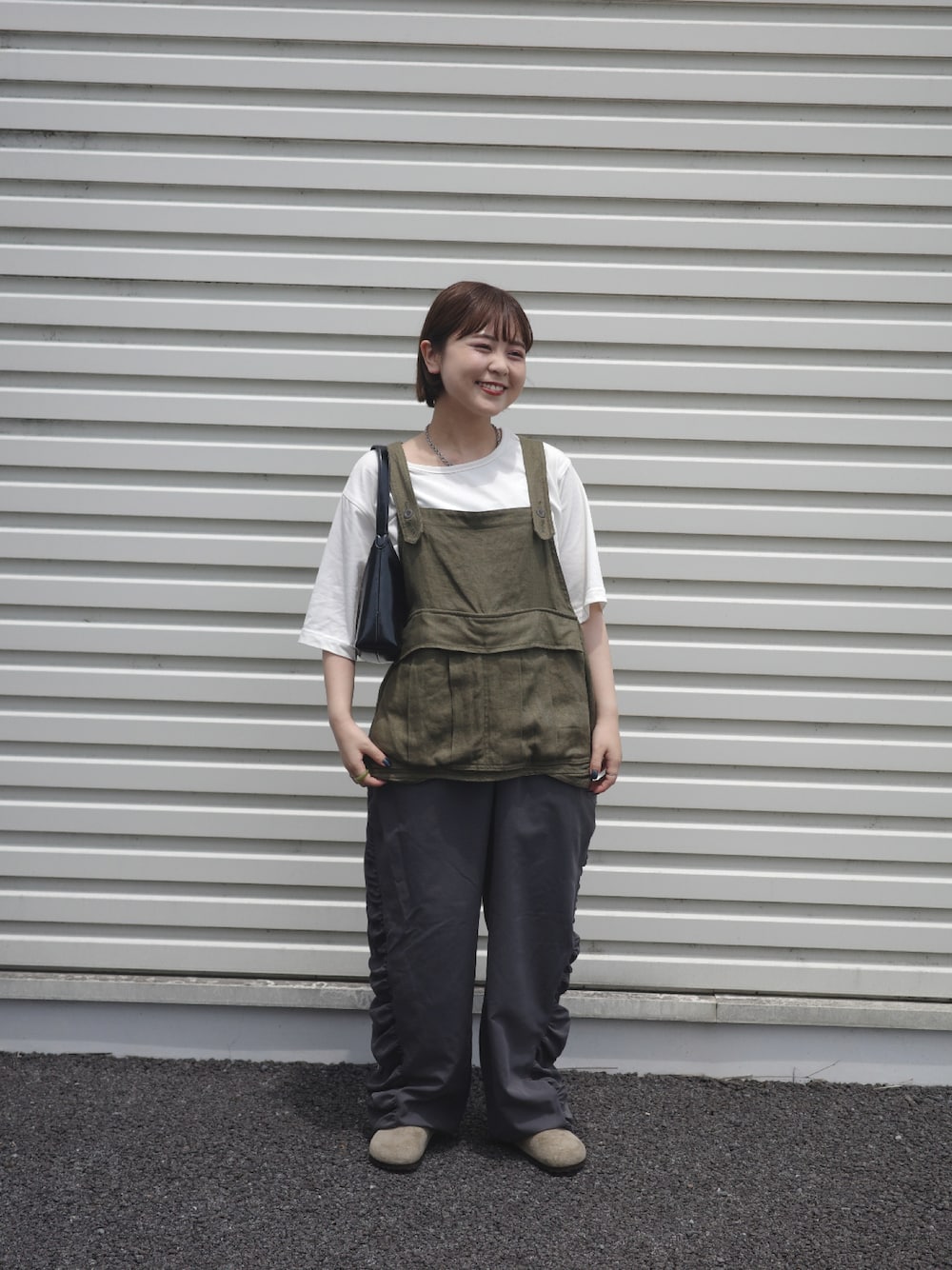 「アウトドアスタイル、秋コーデ、おでかけコーデ、初秋コーデ、骨格ウェーブ」｜「Uenuiのside frill pants（その他パンツ、グレー系）」を使った、こつさん（骨格ウェーブ・レディース・155cm）の秋コーディネートの1枚目の写真