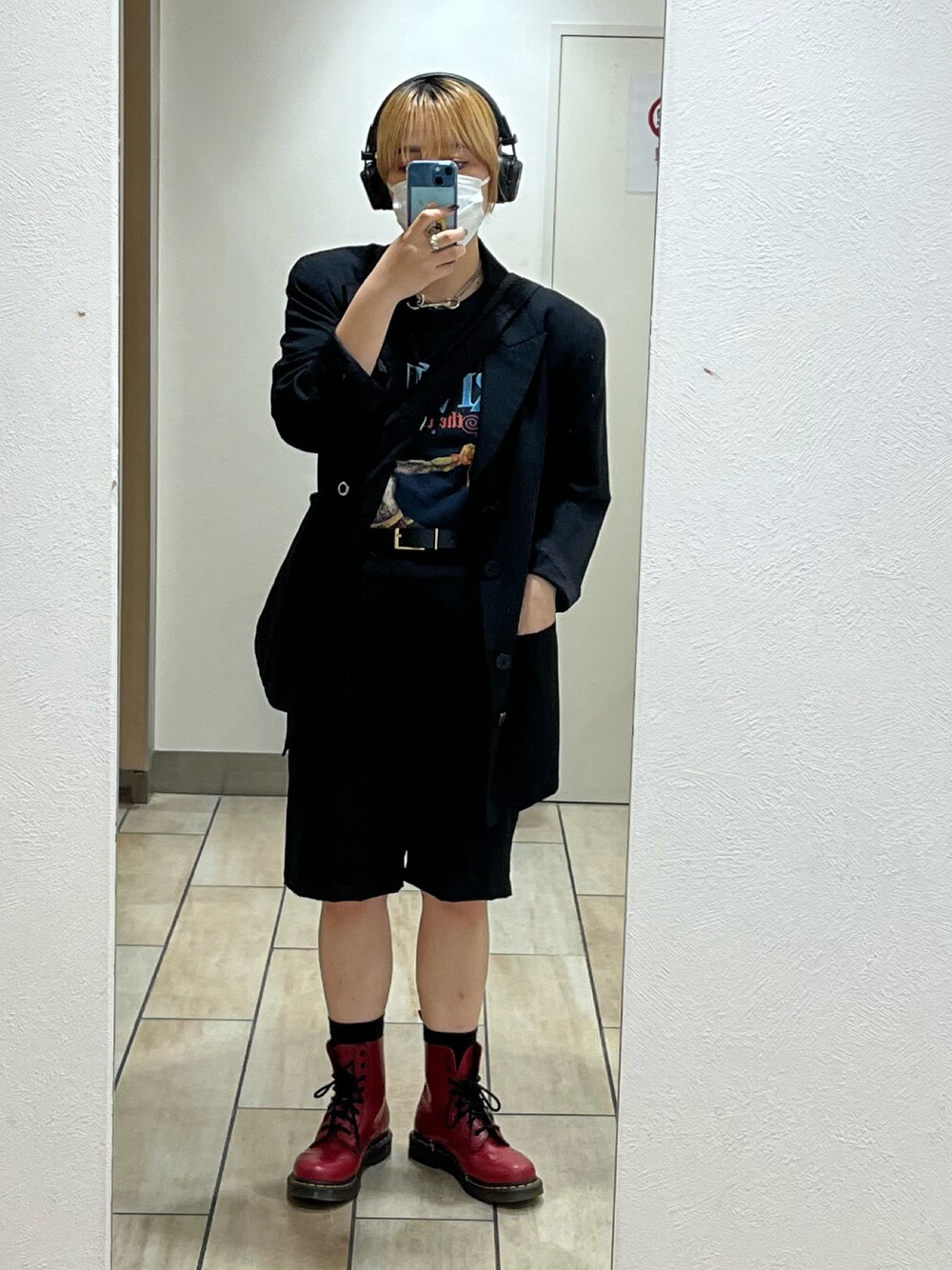「秋コーデ、だから秋服が好き、低身長、ロック、バンドT、モノトーン、黒、ootd、モード、マーチン、秋服、Dr.Martens、ジャケットスタイル、ビッグシルエット、ハーフパンツ」｜「スラックス自分で切ったのアイテム（スラックス、ブラック系）」を使った、ユさん（レディース・155cm）の秋コーディネートの1枚目の写真