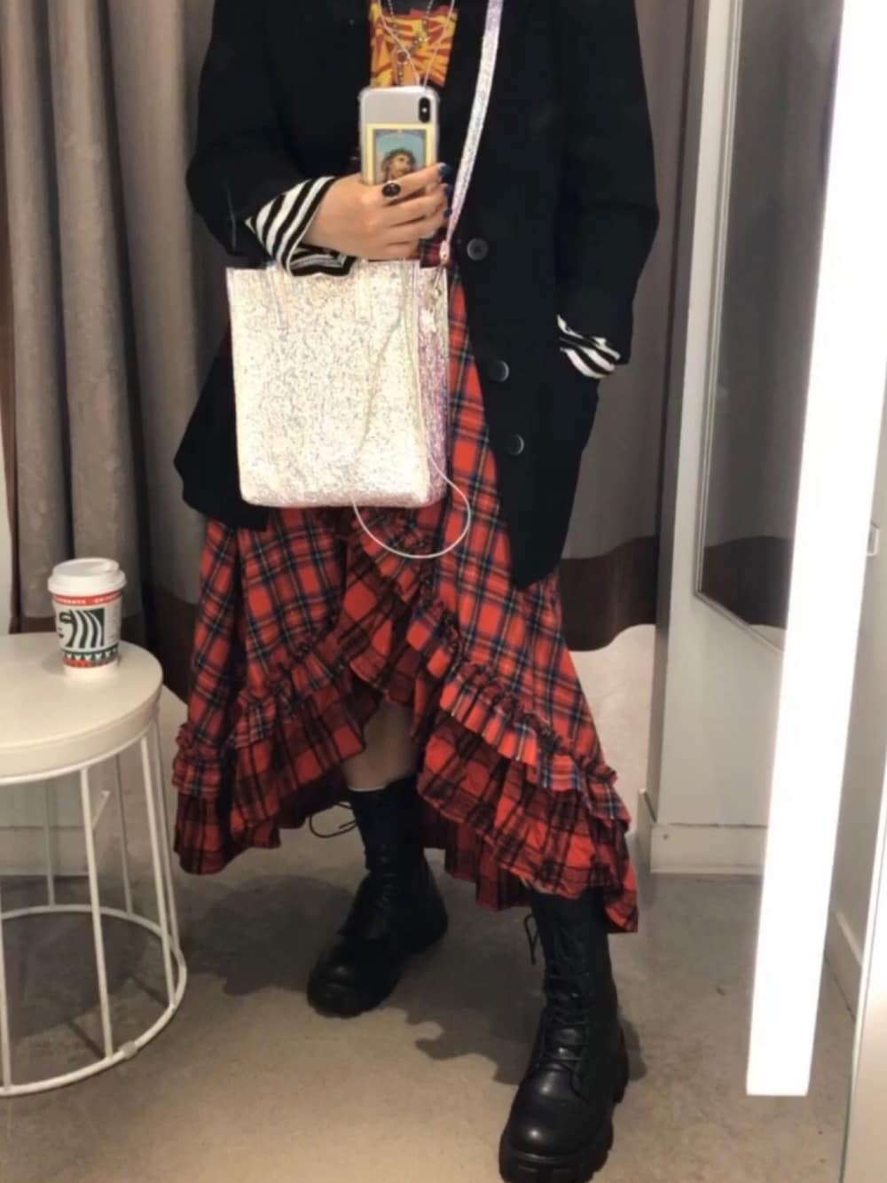 「ootd、休日コーデ、今日のコーデ、モノトーン、バンドT、ロック、古着MIX、古着好きな人と繋がりたい、ショートブーツ、レイヤードスタイル、お洒落さんとつながりたい、低身長、秋コーデ、チェック、着回しコーデ」｜「jouetieのクレイジーフリルスカート【チェック】（スカート、レッド系）」を使った、ユさん（レディース・155cm）の秋コーディネートの1枚目の写真