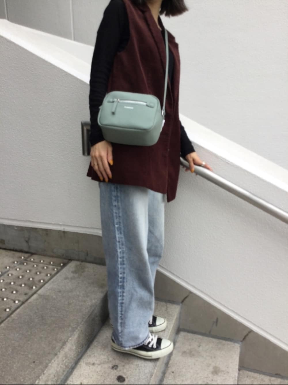 「カジュアル、秋のコーデ、converse、moussy、デニム、ベスト、スニーカー、ショルダーバッグ、コーデュロイ」｜「MOUSSYのHW DAMEGE LOOSE STRAIGHT（デニムパンツ、ブルー系）」を使った、yumiさん（レディース・159cm）の秋コーディネートの1枚目の写真