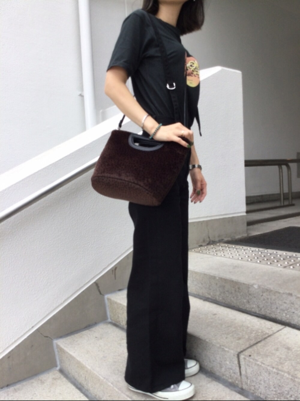 「今日のコーデ、ブラック、ショルダーバッグ、ダルメシアン柄、moussy、パンツスタイル、moussyコーデ、converse、スニーカー」｜「MOUSSYのSUNSET STRIP Tシャツ（Tシャツ/カットソー、ブラック系）」を使った、yumiさん（レディース・159cm）の秋コーディネートの1枚目の写真
