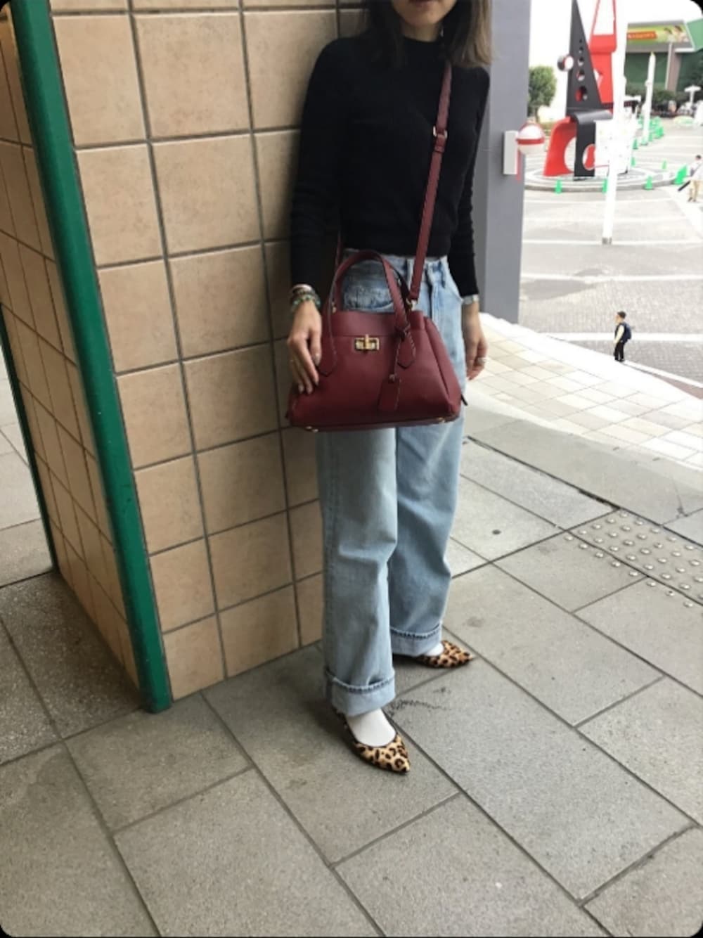 「秋服、ニット/セーター、DIANA、パンプス、パンプス×靴下、アニマル柄、SLY、デニム、デニムパンツ、デニムコーデ、GU」｜「SLYのALEX HW WIDE-C/ハイウエストワイドデニムパンツ（デニムパンツ、ブルー系）」を使った、yumiさん（レディース・159cm）の秋コーディネートの1枚目の写真