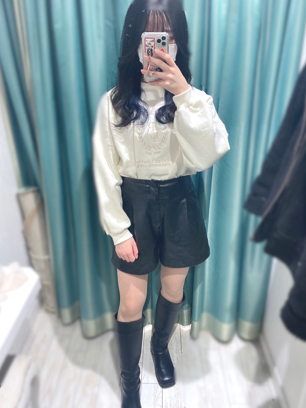 「モノトーン、モノトーンコーデ、カジュアル、オトナカジュアル、プチプラコーデ、スウェット、ショートパンツ、レザーショートパンツ、ロングブーツ、スクエアトゥ、シンプルコーデ、シンプル」｜「GRLのアイテム（パンツ、ブラック系）」を使った、momo∨̈さん（レディース・158cm）の冬コーディネートの1枚目の写真