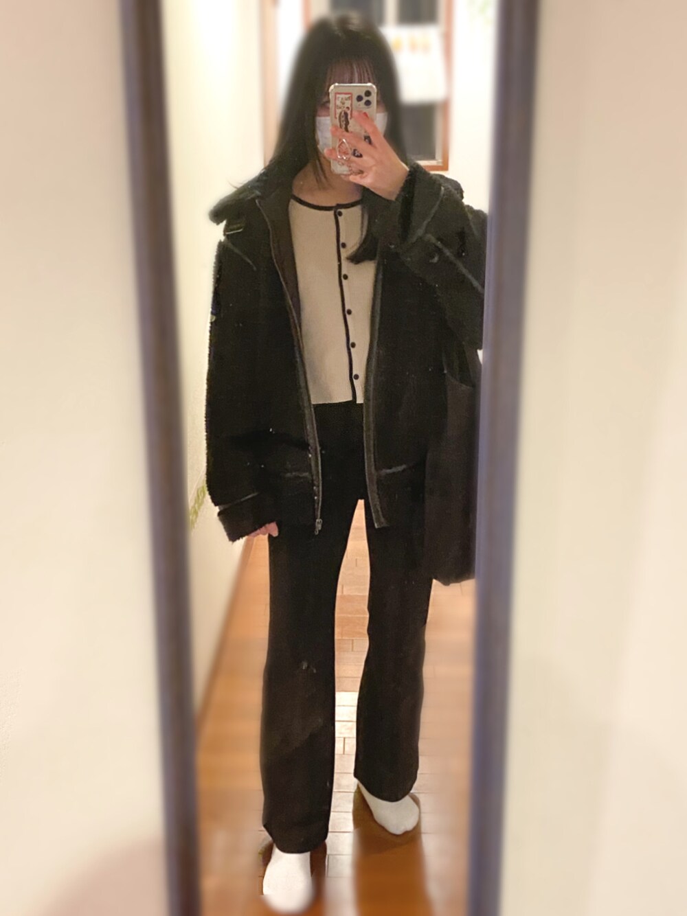 「冬、ニット、カーディガン、ニットカーディガン、パンツコーデ、モノトーン、モノトーンコーデ、バイカラー、バイカラーニット、ボアジャケット、フレアパンツ」｜「WEGOのWEGO/フライトボアジップブルゾン（ムートンコート、ブラック系）」を使った、momo∨̈さん（レディース・158cm）の冬コーディネートの1枚目の写真