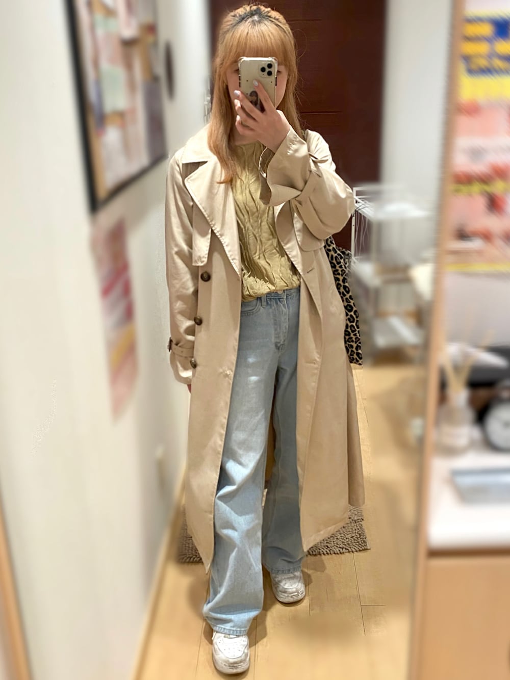 「春コーデ、春服、トレンチコート、デニム、デニムパンツ、淡色デニム、カジュアルコーデ、シンプルコーデ」｜「NIKEのナイキ エア フォース 1 '07 メンズシューズ / Nike Air Force 1 '07 Men's Shoes CW2288-111 White（スニーカー、ホワイト系）」を使った、momo∨̈さん（レディース・159cm）の春コーディネートの1枚目の写真